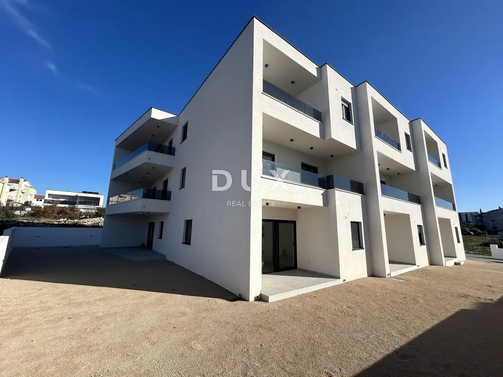 Wohnzimmer; holzboden, tageslicht, moderner stil, hohe decken