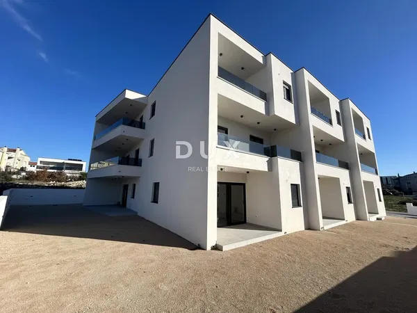 Wohnzimmer; holzboden, tageslicht, moderner stil, hohe decken