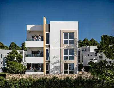 Kuchyně; kuchyňské spotřebiče, dřevěná podlaha, přirozené světlo, moderní styl, po rekonstrukci