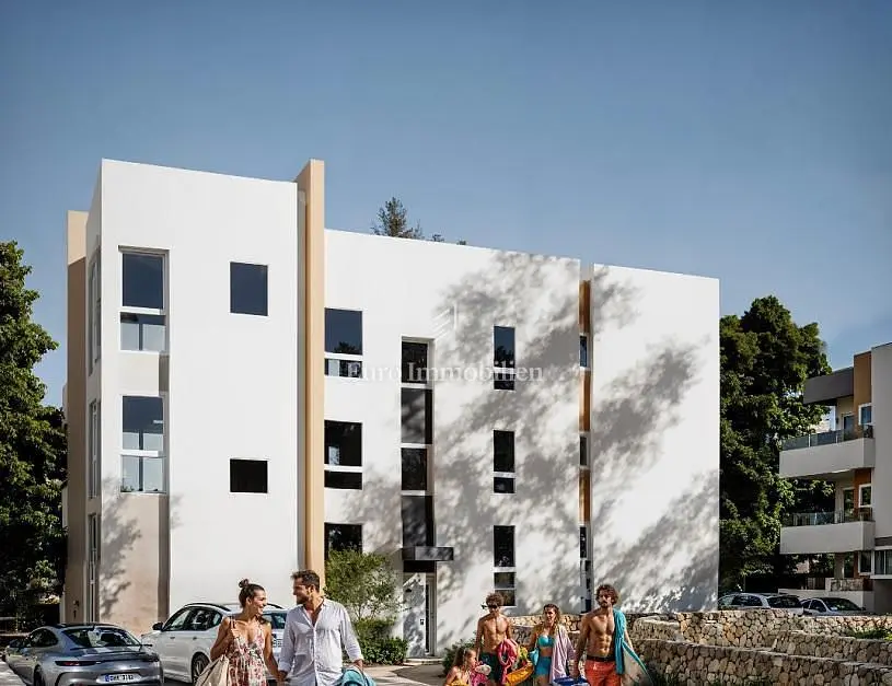 Obývací pokoj; dřevěná podlaha, přirozené světlo, moderní styl, vysoké stropy