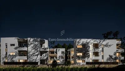 Obývací pokoj; dřevěná podlaha, přirozené světlo, moderní styl, vysoké stropy