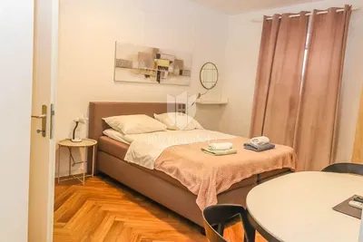 Obývací pokoj; přirozené světlo, dřevěná podlaha, moderní styl, vysoké stropy