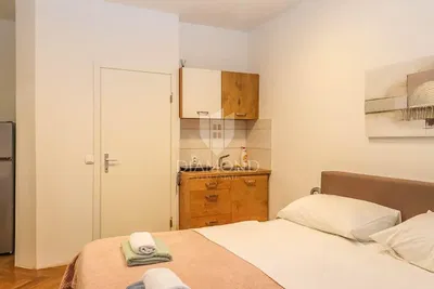 Obývací pokoj; dřevěná podlaha, přirozené světlo, moderní styl, vysoké stropy