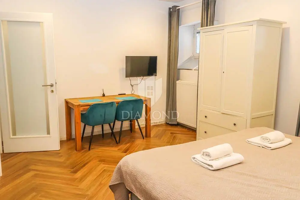 Obývací pokoj; dřevěná podlaha, přirozené světlo, moderní styl, vysoké stropy