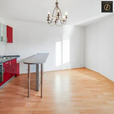 Σαλόνι; ξύλινο πάτωμα, φυσικό φως, μοντέρνο στυλ, ψηλά ταβάνια