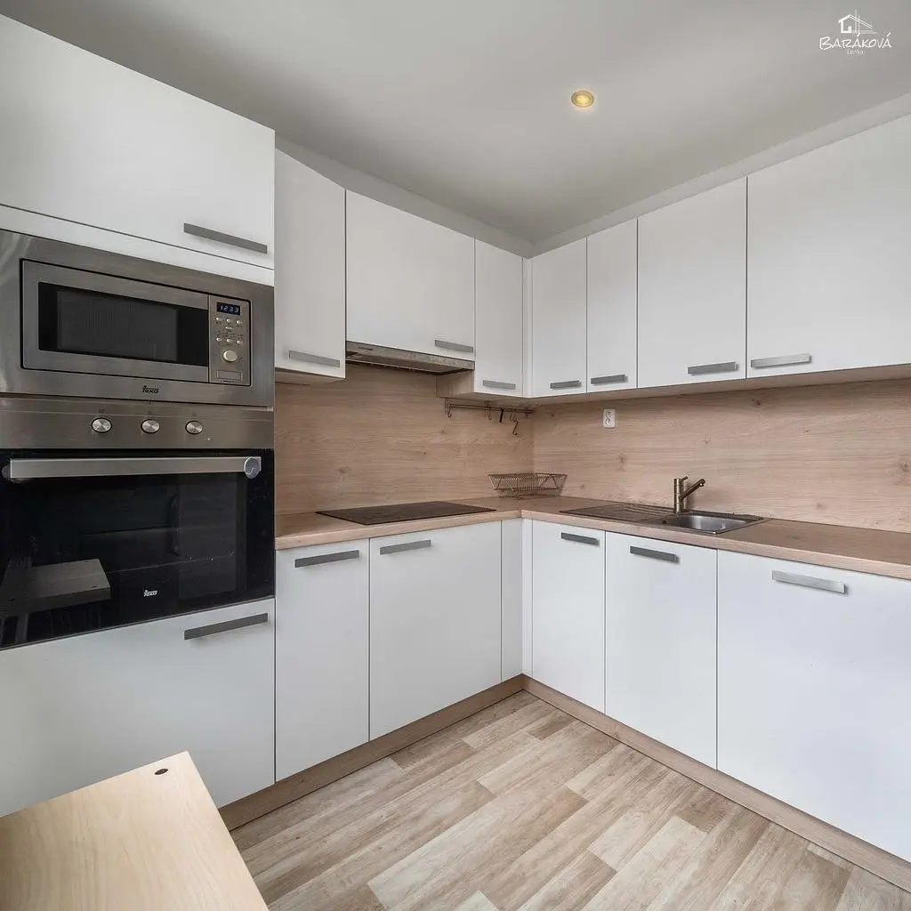 Cozinha; eletrodomésticos, chão de madeira, luz natural, estilo moderno, renovado