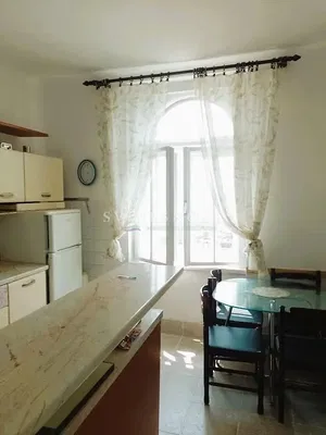 Obývací pokoj; dřevěná podlaha, přirozené světlo, moderní styl, vysoké stropy