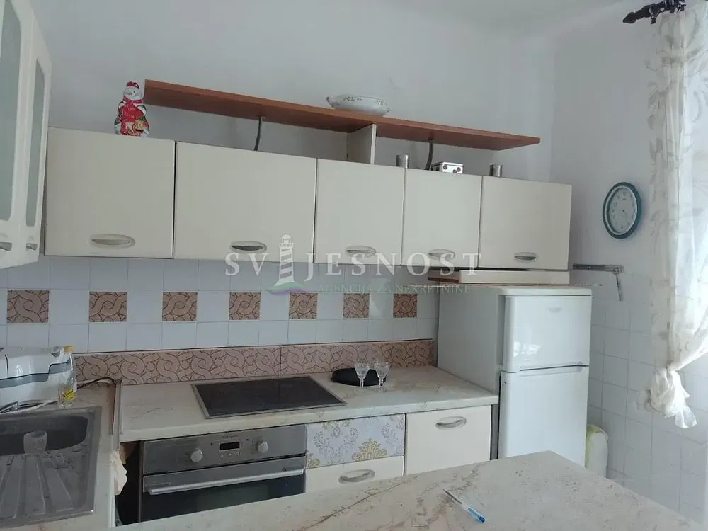 Obývací pokoj; dřevěná podlaha, přirozené světlo, moderní styl, vysoké stropy