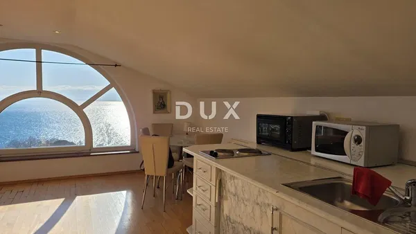 Salon; parquet, lumière naturelle, style moderne, hauteur sous plafond