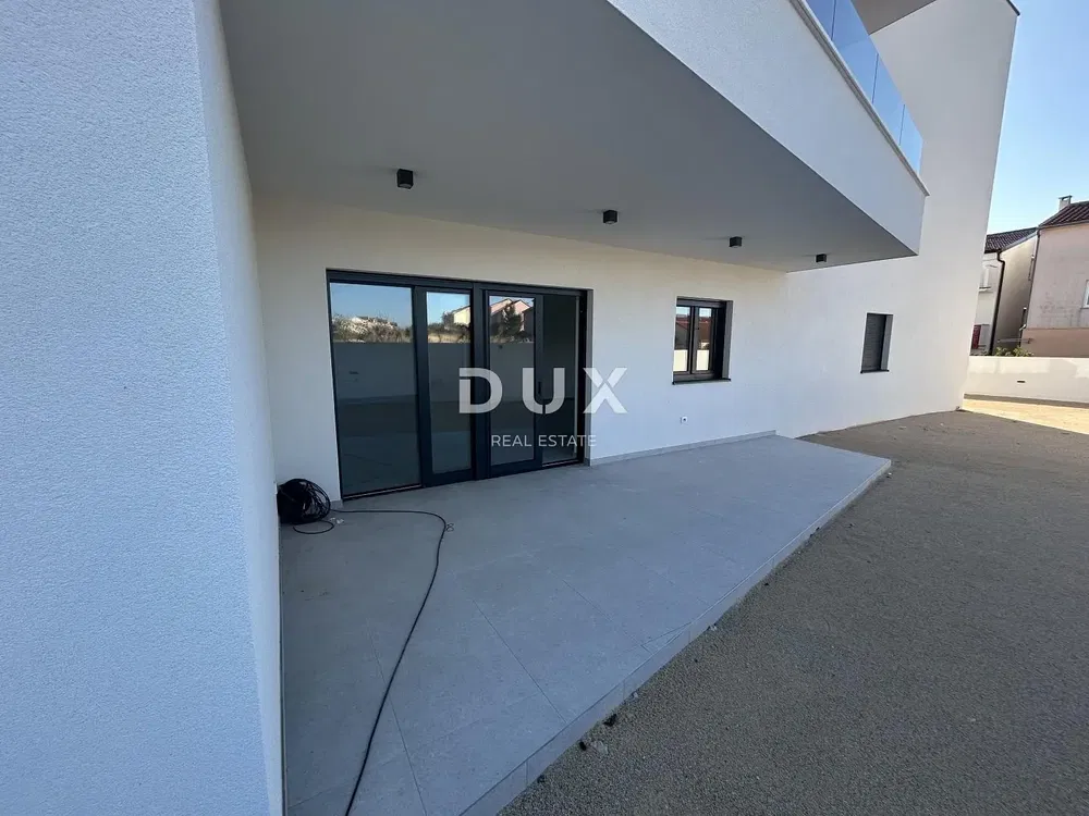 Cucina; elettrodomestici, pavimento in legno, luce naturale, stile moderno, ristrutturato