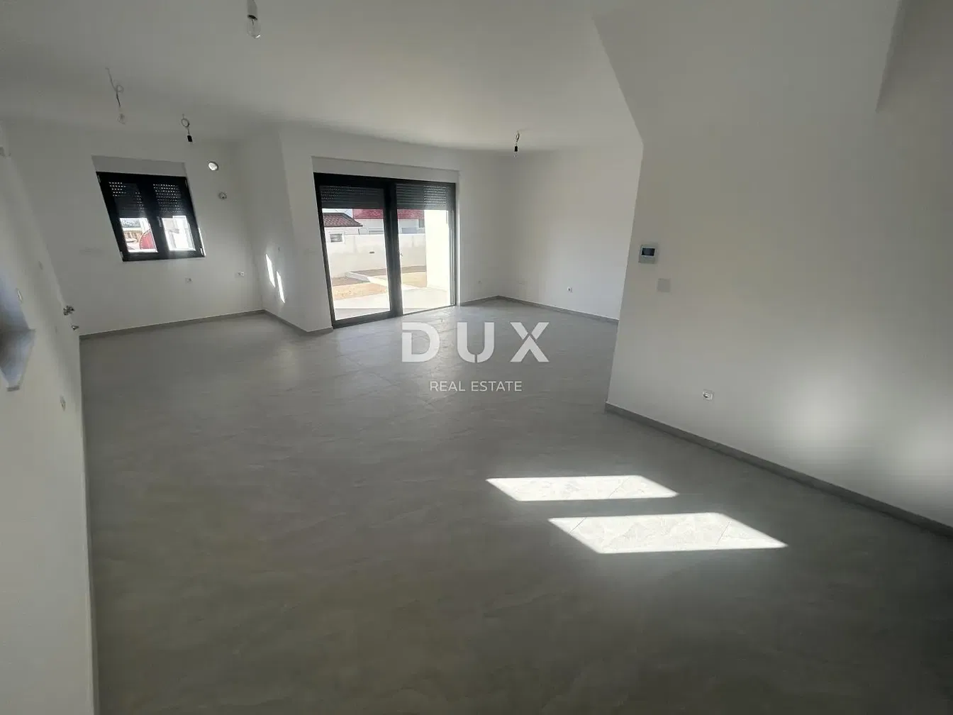 Obývací pokoj; dřevěná podlaha, přirozené světlo, moderní styl, vysoké stropy