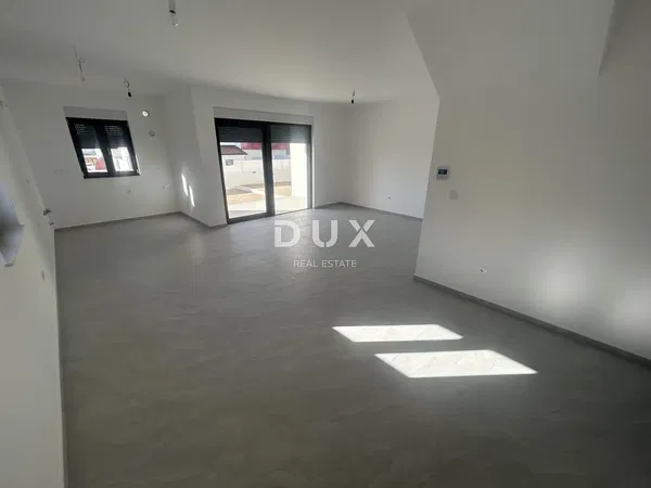 Wohnzimmer; holzboden, tageslicht, moderner stil, hohe decken