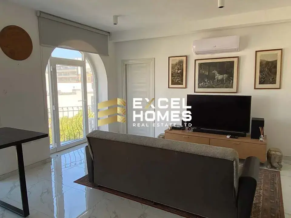 Oturma odası; ahşap zemin, doğal ışık, modern stil, yüksek tavan