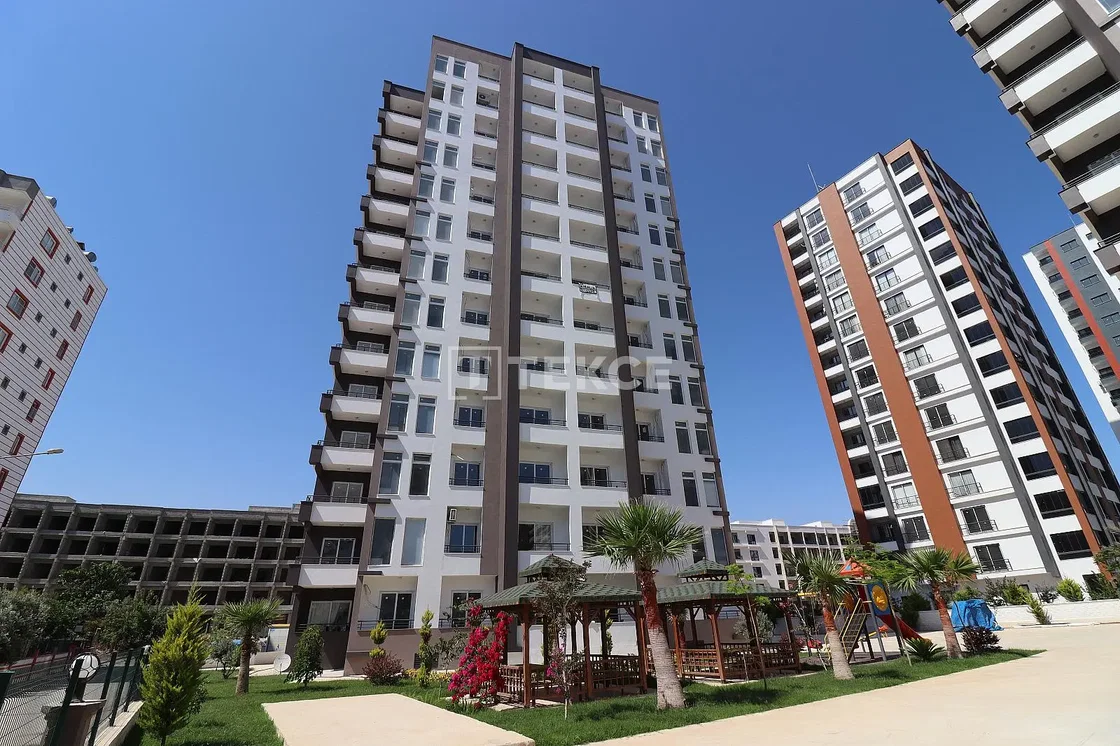 Oturma odası; ahşap zemin, doğal ışık, modern stil, yüksek tavan