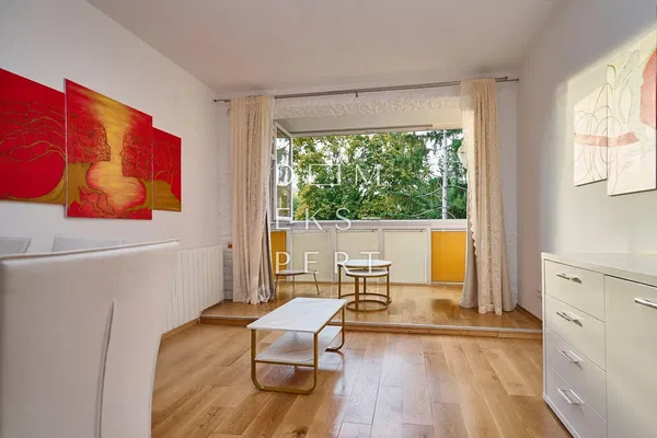 Chambre; lumière naturelle, parquet, style moderne, rénové