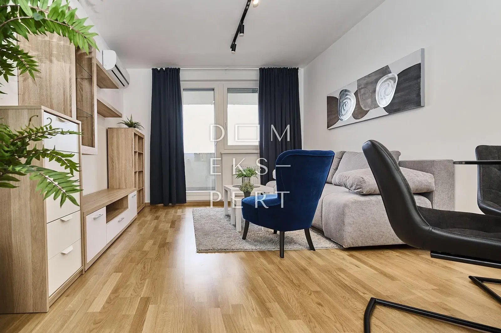 Wohnzimmer; holzboden, tageslicht, moderner stil, hohe decken