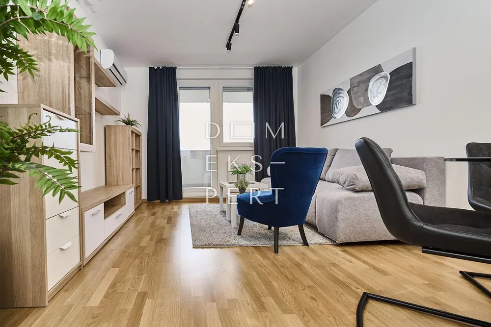 Wohnzimmer; holzboden, tageslicht, moderner stil, hohe decken