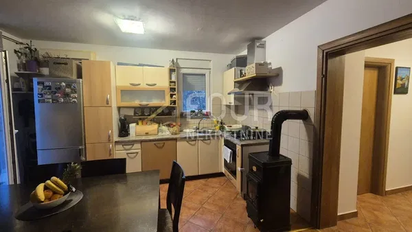 Salon; podłoga drewniana, światło dzienne, styl nowoczesny, wysokie sufity