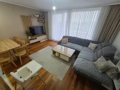 Oturma odası; ahşap zemin, doğal ışık, modern stil, yüksek tavan