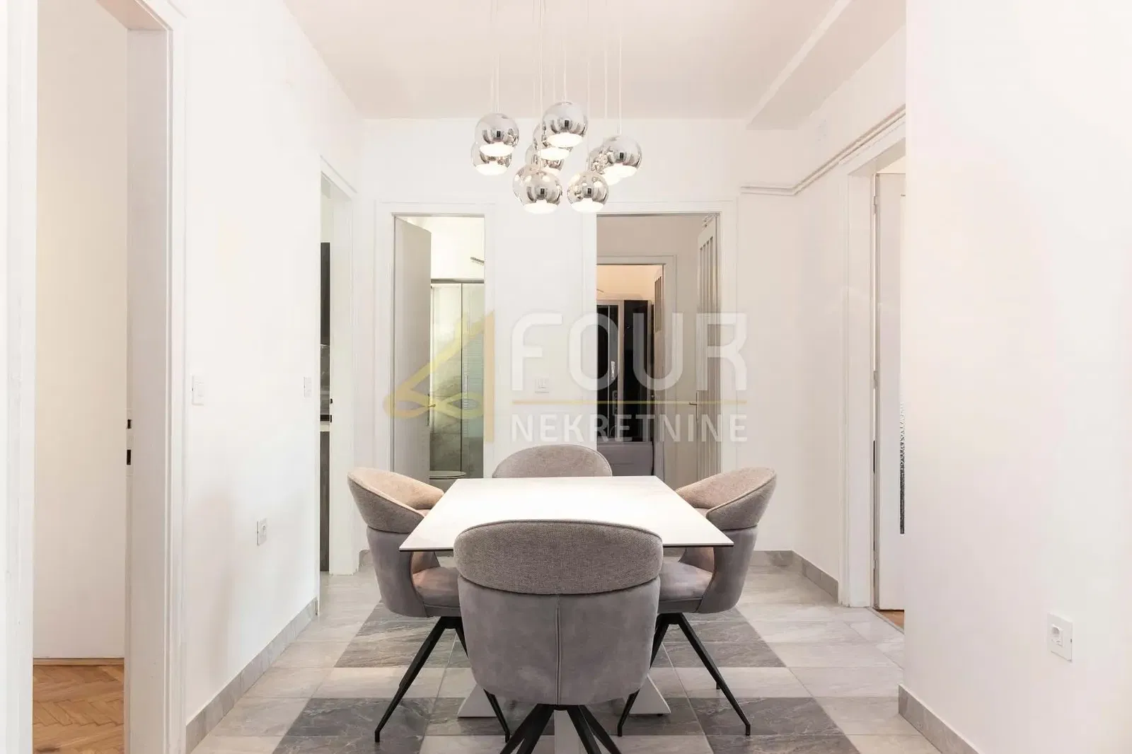 Salon; parquet, lumière naturelle, style moderne, hauteur sous plafond