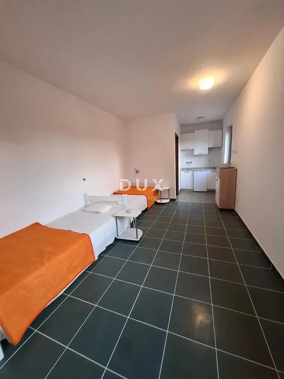 Wohnzimmer; holzboden, tageslicht, moderner stil, hohe decken