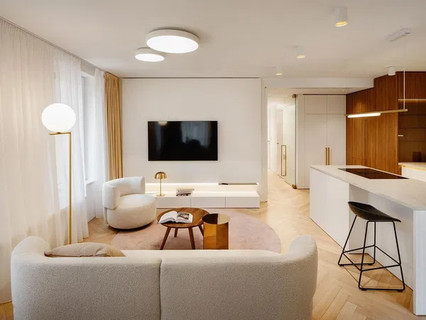 Salon; parquet, lumière naturelle, style moderne, hauteur sous plafond