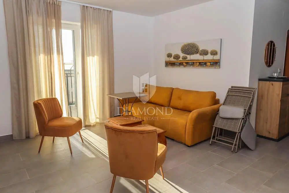 Salon; podłoga drewniana, światło dzienne, styl nowoczesny, wysokie sufity