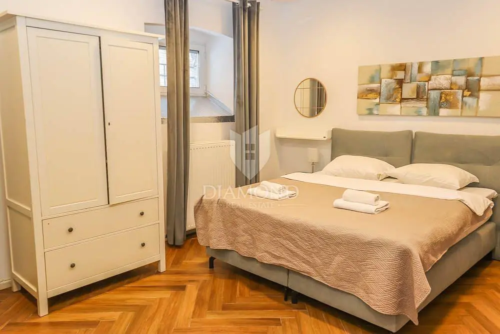 Obývací pokoj; dřevěná podlaha, přirozené světlo, moderní styl, vysoké stropy