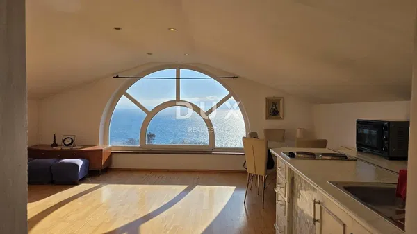 Salon; parquet, lumière naturelle, style moderne, hauteur sous plafond