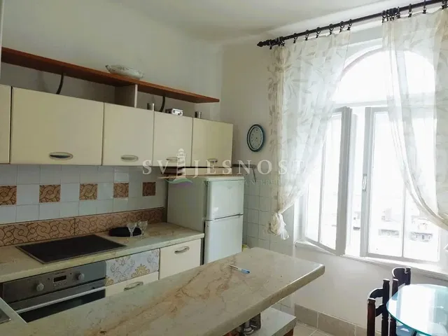 Salon; parquet, lumière naturelle, style moderne, hauteur sous plafond