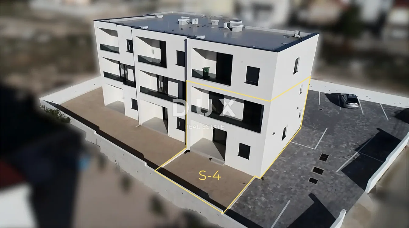 Obývací pokoj; dřevěná podlaha, přirozené světlo, moderní styl, vysoké stropy