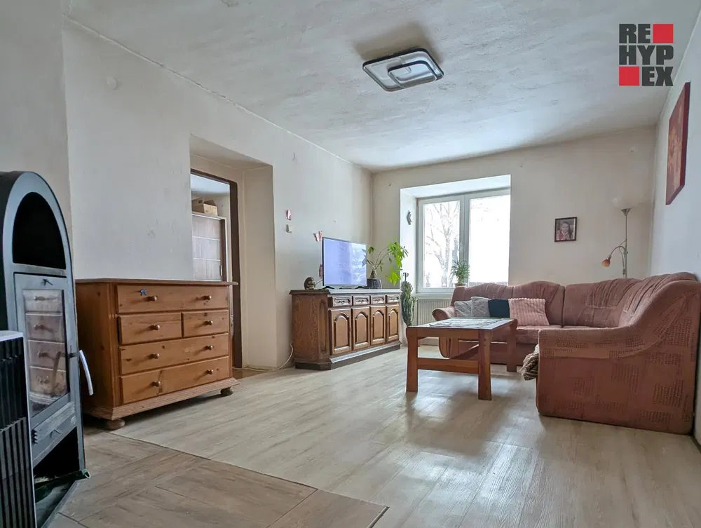 Σαλόνι; ξύλινο πάτωμα, φυσικό φως, μοντέρνο στυλ, ψηλά ταβάνια