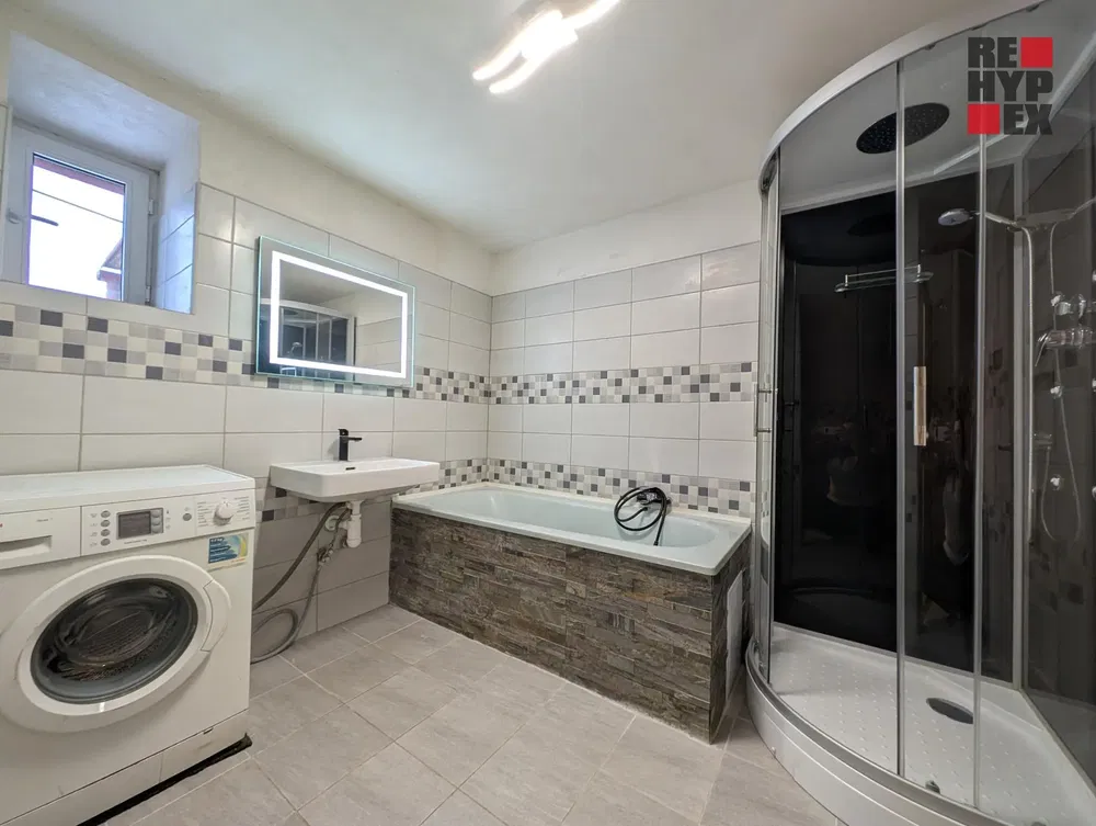 Σαλόνι; ξύλινο πάτωμα, φυσικό φως, μοντέρνο στυλ, ψηλά ταβάνια