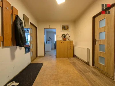 Σαλόνι; ξύλινο πάτωμα, φυσικό φως, μοντέρνο στυλ, ψηλά ταβάνια