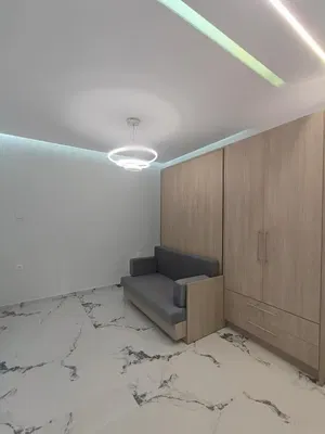 Wohnzimmer; holzboden, tageslicht, moderner stil, hohe decken