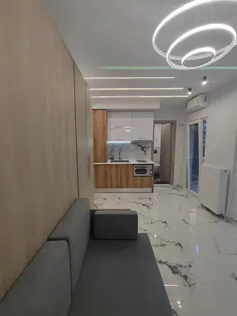 Wohnzimmer; holzboden, tageslicht, moderner stil, hohe decken