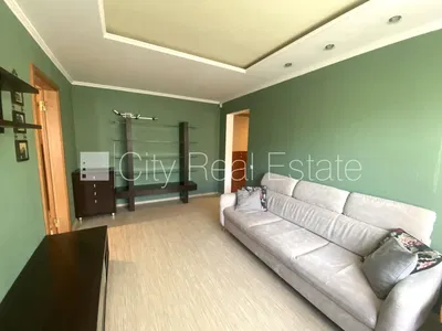 Σαλόνι; ξύλινο πάτωμα, φυσικό φως, μοντέρνο στυλ, ψηλά ταβάνια