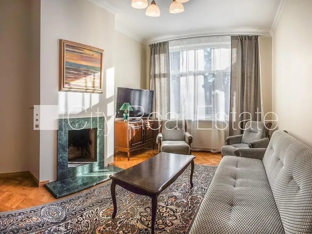 Wohnzimmer; holzboden, tageslicht, moderner stil, hohe decken