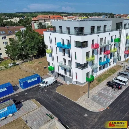 Cocina; electrodomésticos, suelo de madera, luz natural, estilo moderno, renovado