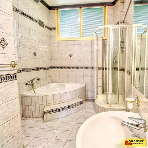 Woonkamer; houten vloer, natuurlijk licht, moderne stijl, hoge plafonds