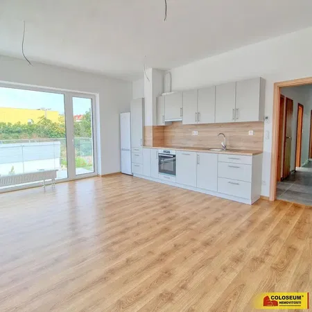 Salón; suelo de madera, luz natural, estilo moderno, techos altos