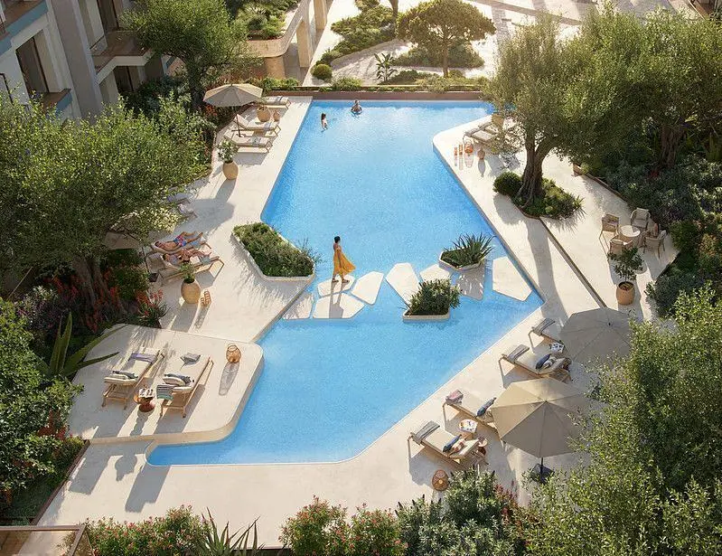 Obývací pokoj; dřevěná podlaha, přirozené světlo, moderní styl, vysoké stropy