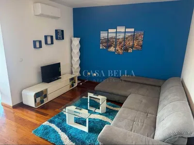 Obývací pokoj; dřevěná podlaha, přirozené světlo, moderní styl, vysoké stropy