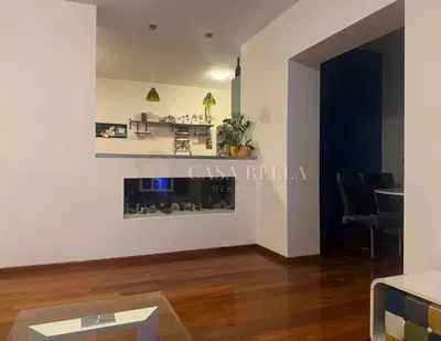 Obývací pokoj; přirozené světlo, dřevěná podlaha, moderní styl, po rekonstrukci