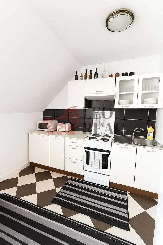 Σαλόνι; ξύλινο πάτωμα, φυσικό φως, μοντέρνο στυλ, ψηλά ταβάνια