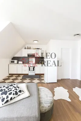 Σαλόνι; ξύλινο πάτωμα, φυσικό φως, μοντέρνο στυλ, ψηλά ταβάνια