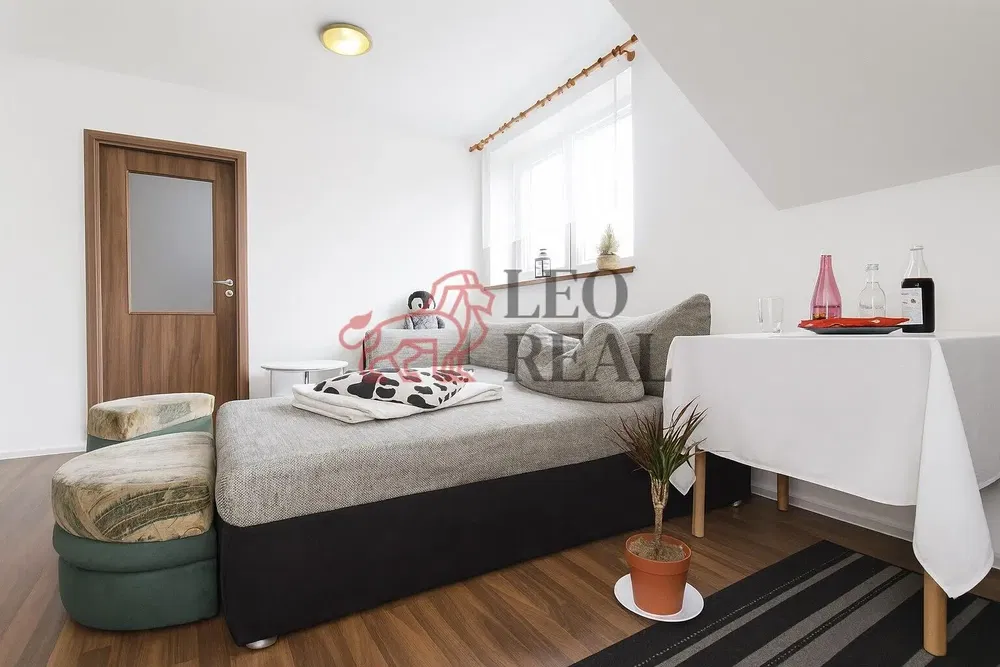 Σαλόνι; ξύλινο πάτωμα, φυσικό φως, μοντέρνο στυλ, ψηλά ταβάνια