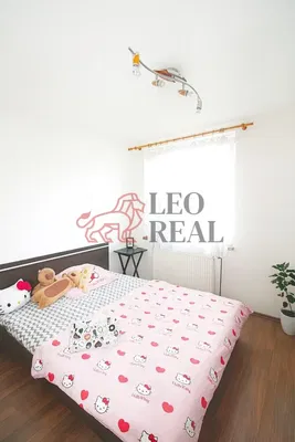 Σαλόνι; ξύλινο πάτωμα, φυσικό φως, μοντέρνο στυλ, ψηλά ταβάνια