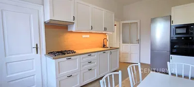 Σαλόνι; ξύλινο πάτωμα, φυσικό φως, μοντέρνο στυλ, ψηλά ταβάνια