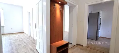 Σαλόνι; ξύλινο πάτωμα, φυσικό φως, μοντέρνο στυλ, ψηλά ταβάνια